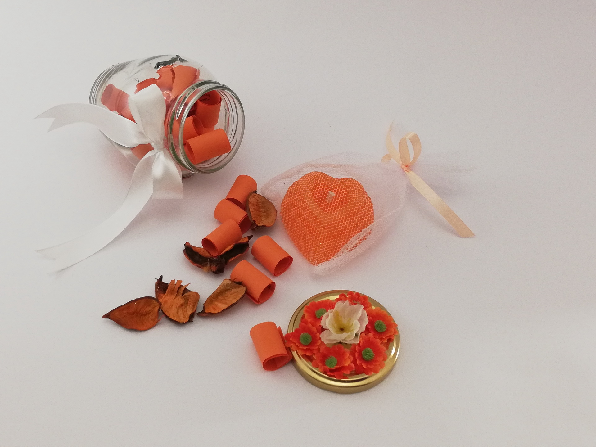 Personalizovna teglica sa narandžastom svećom i ukrašenim poklopcem